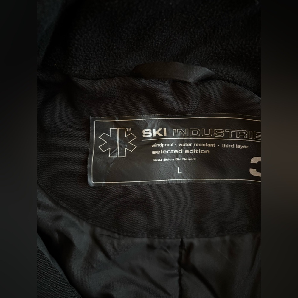 Black Hooded Ski Jacket - Picture 6 of 7